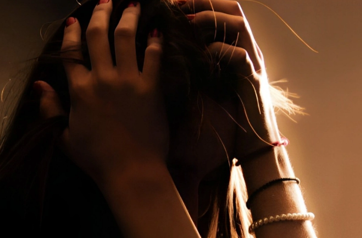 Qadın psixoloji sıxıntı yaşadığı üçün ona hücum edən həyat yoldaşını güldanla ÖLDÜRDÜ