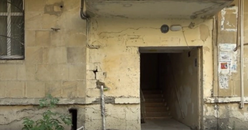 Bakıda kanalizasiya suları binanın zirzəmisinə dolur