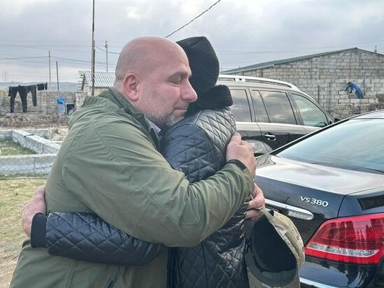 Sərvər Bəşirliyə avtomobil hədiyyə edən türkiyəli iş adamı: "Çox təsirləndim"- FOTO