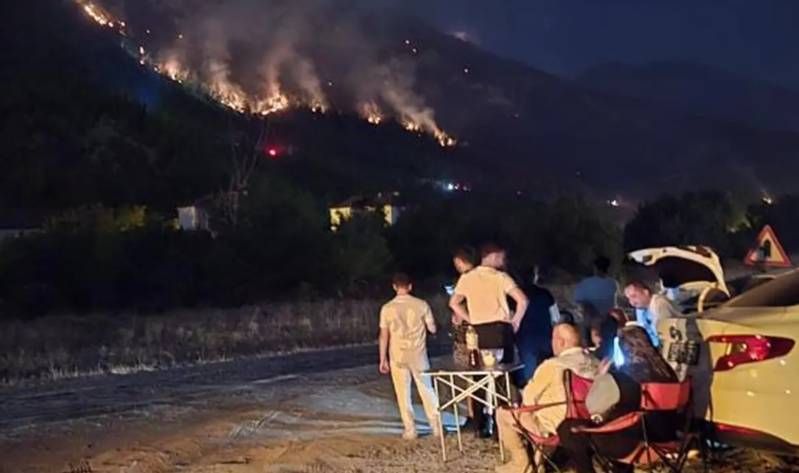 Meşə yanğınını çay içərək izlədilər - VİDEO