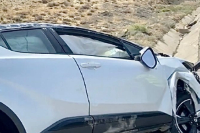 Sədərək yolunda QƏZA: Başı telefona qarışan sürücü maşını aşırdı