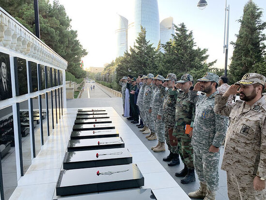 İran hərbi nümayəndə heyəti Şəhidlər xiyabanını ziyarət edib - FOTO