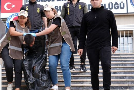 Qadın polisi öldürən şəxs məhkəməyə zibil torbasında gətirildi