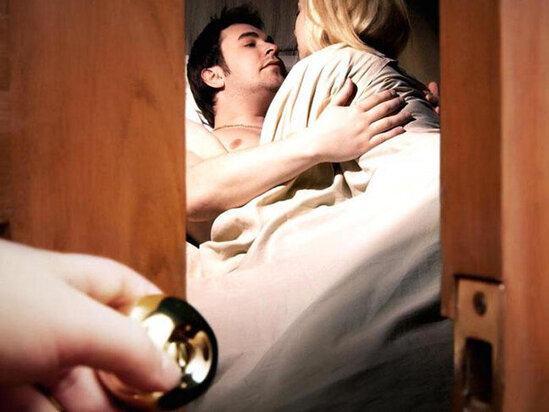 Azərbaycanda biabırçılıq: "Bacımın otağından səs gəlirdi, pəncərənin altında durdum, lüt bir kişi..."