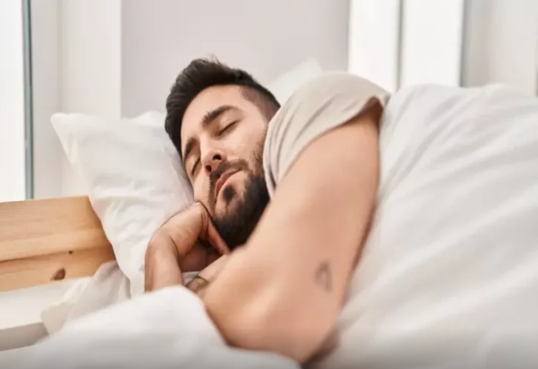 Çarpayının hansı tərəfində yatmalıyıq: Sol, yoxsa sağ?