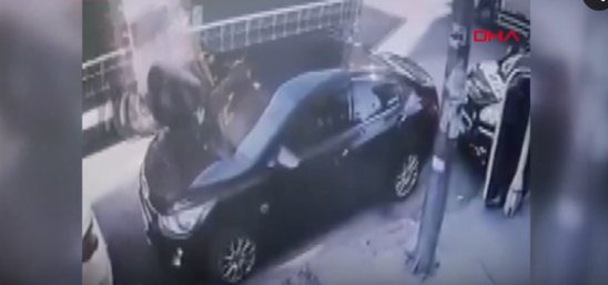 Qəribə QƏZA: Yük maşını ilə avtomobil arasında qaldı - VİDEO