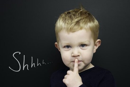 Uşaq niyə danışmır: Körpə hansı yaşda neçə söz bilməlidir?