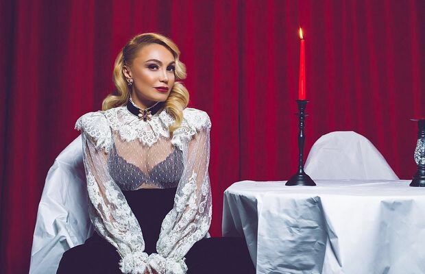 Açıq şəkillər çəkdirən Nura: Deyirlər, üç oğul anasıdır, geyiminə bax - VİDEO