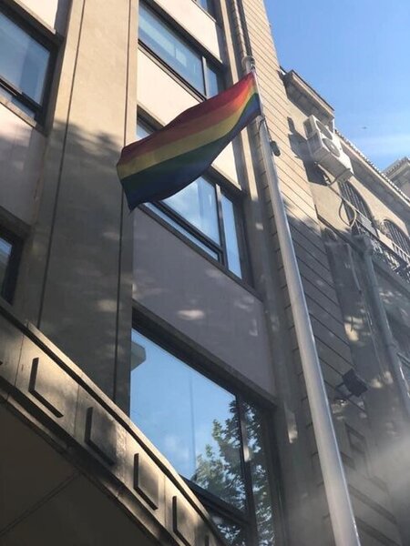 Bakıda Səfirlik binasından LGBT bayrağı asıldı