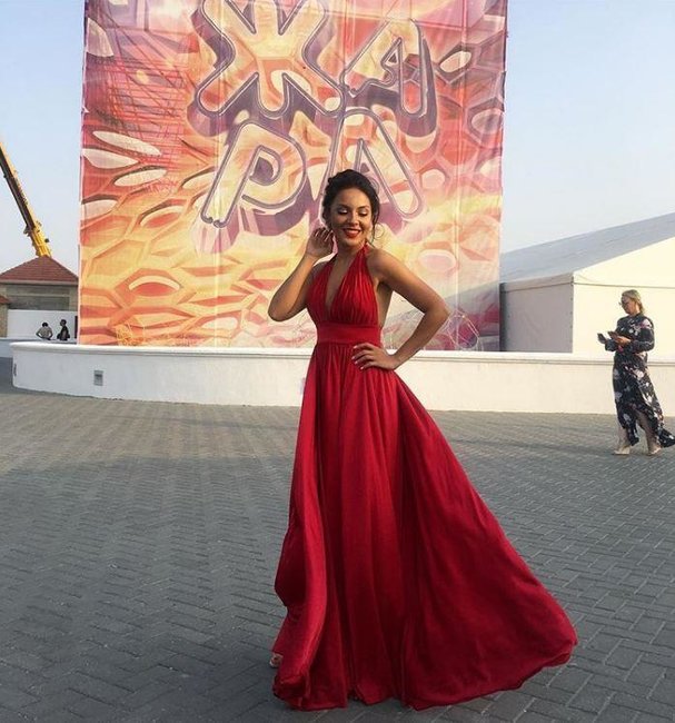 Azərbaycanlı müğənni "Jara"da sinə dekoltesi ilə göz qamaşdırdı – FOTO