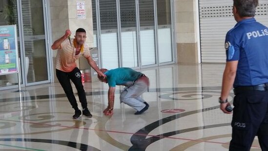 Türkiyədə ofisiant baş aşpazı girov götürüb boğazını kəsdi – FOTO/VİDEO