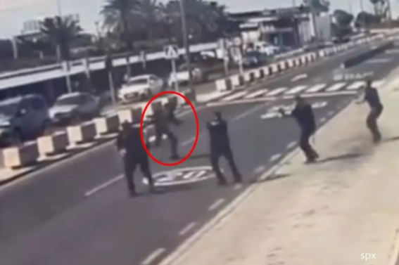 Hava limanında polis və sərnişinlərə hücum edən şəxs güllələnərək öldürüldü - VİDEO