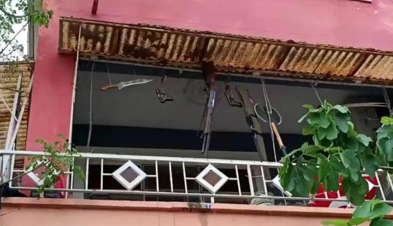 Balkonda silahları "paltar kimi" sərgiləyən şəxs saxlanıldı