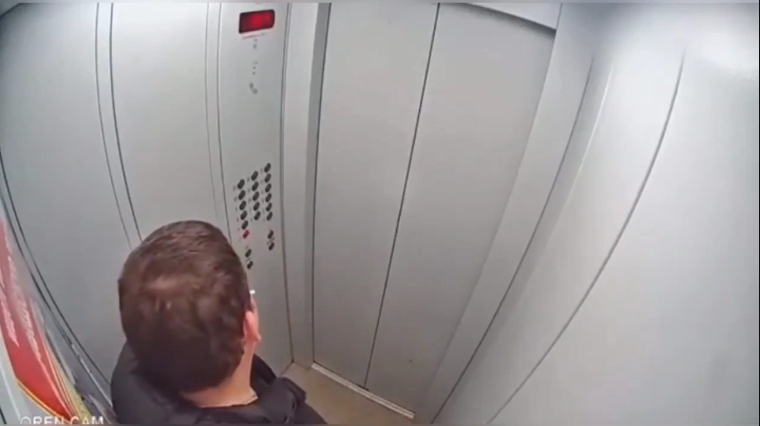 Lift yanğın yerinə döndü! Sərxoş adam özünü belə yandırdı - VİDEO