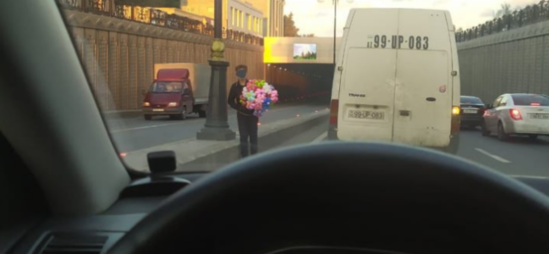 Azərbaycanda 13 yaşlı uşaq niyə küçədə şar satır? - Anası DANIŞDI