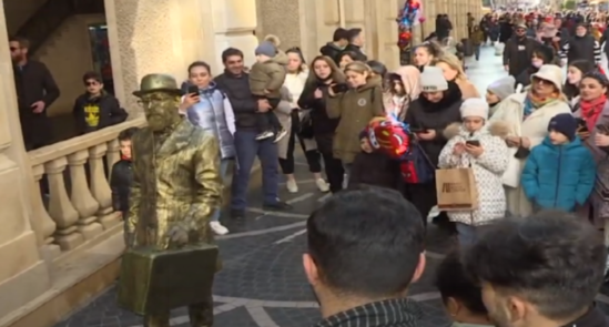 Bakı küçələrində "canlı heykəl": İzdiham yaradan şəxs kimdir?