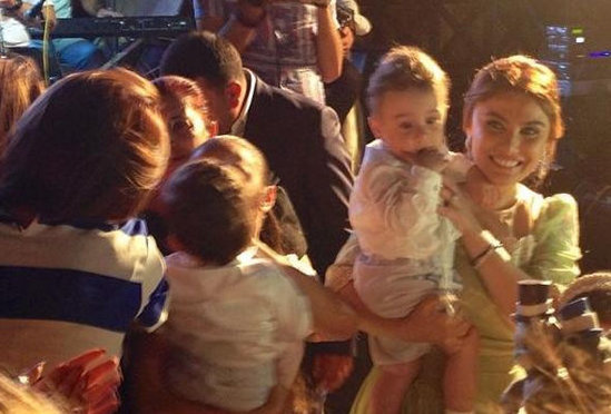 Məşhurlar əkiz uşaqları ilə - FOTOLAR