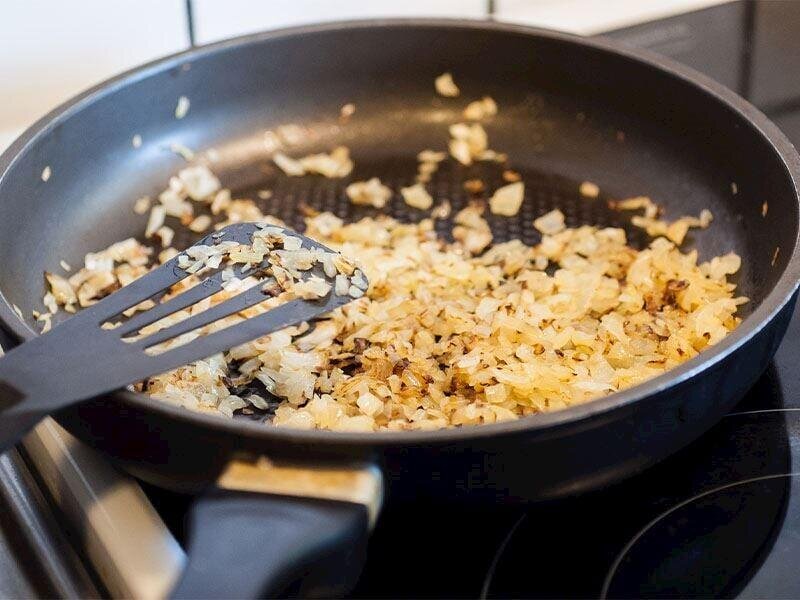 Soğanlar niyə çəhrayılaşana qədər qovrulur?