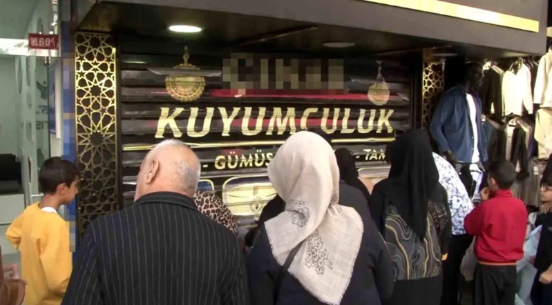 Zərgər insanları aldadıb qaçdı, aldadılan vətəndaşlar qızıl vitrininə hücum etdi - ŞOK HADİSƏ