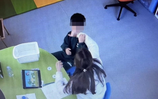 Autizmli 5 yaşlı uşağa qarşı zorakılıqda ittiham olunan müəllimin həbsi davam etdirildi - VİDEO