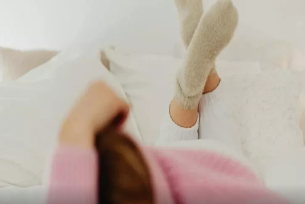 Soyuq ayaqlarınız sizi yatmağa qoymur: bunu yorğanın altına qoyun