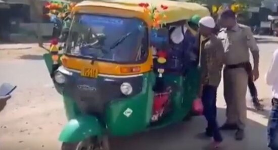 3 nəfərlik avtomobilə 27 nəfər mindi,görənlər heyrətləndi-VİDEO