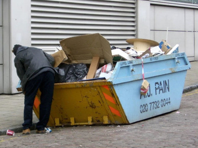 Bu tanınmış şəxs 7 ildir yeməyini zibilliklərdən yığır - FOTOLAR