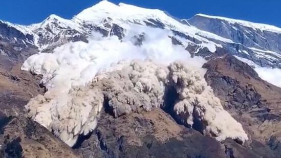 Nepalda uçqun oldu: 3 ölü, 9 yaralı