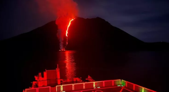 Stromboli vulkanı lava püskürməyə davam edir