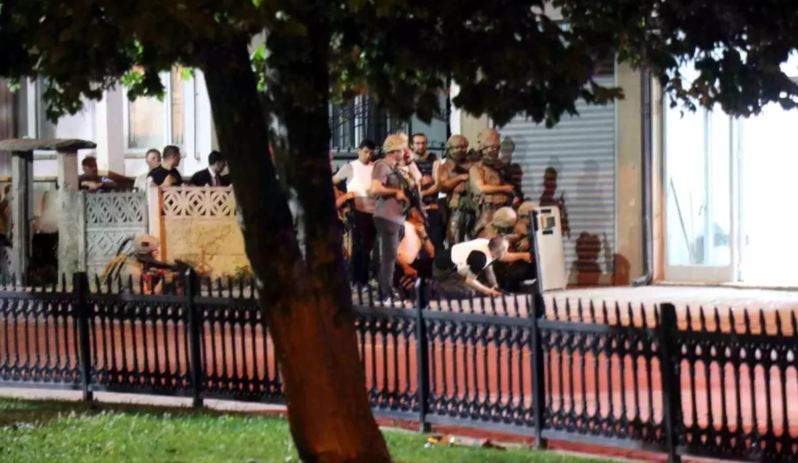 Şübhəli həbs olunmamaq üçün qaçarkən polisə atəş açdı