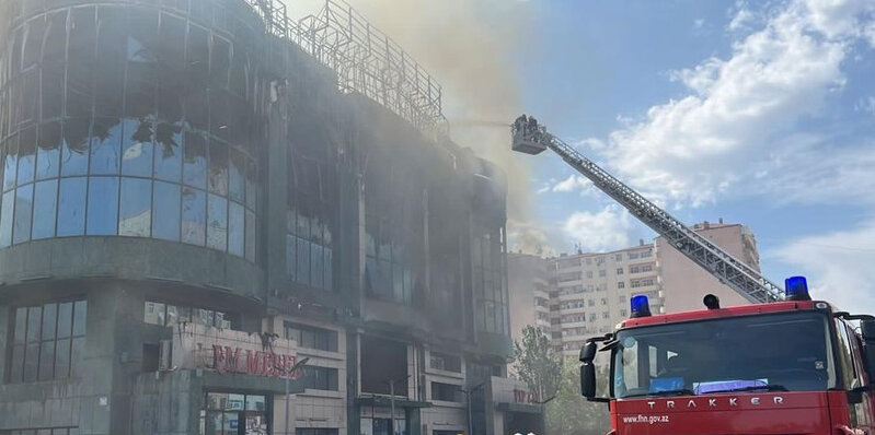 Sumqayıtda şadlıq sarayındakı yanğın söndürüldü - FOTO/VİDEO - YENİLƏNİB