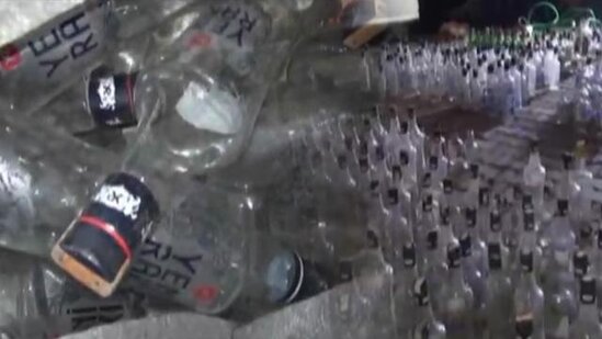 Evindən 246 litr saxta içki tapıldı - FOTO