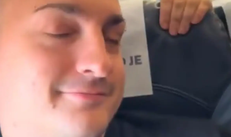 Təyyarədə maraqlı anlar: gənc sərnişin arxasında oturan qadının əlini tutdu - VIDEO