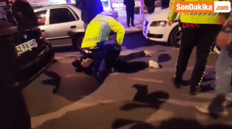 Sərxoş sürücü vəsiqə istəyən polisə təpik atdı - VİDEO