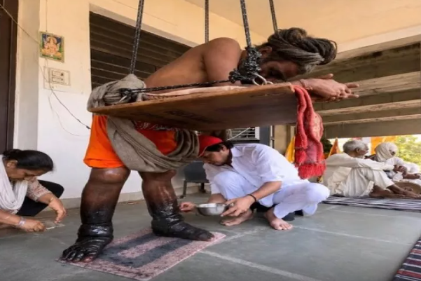 Tanrını görmək üçün 5 ildir ayaqüstə dayanır