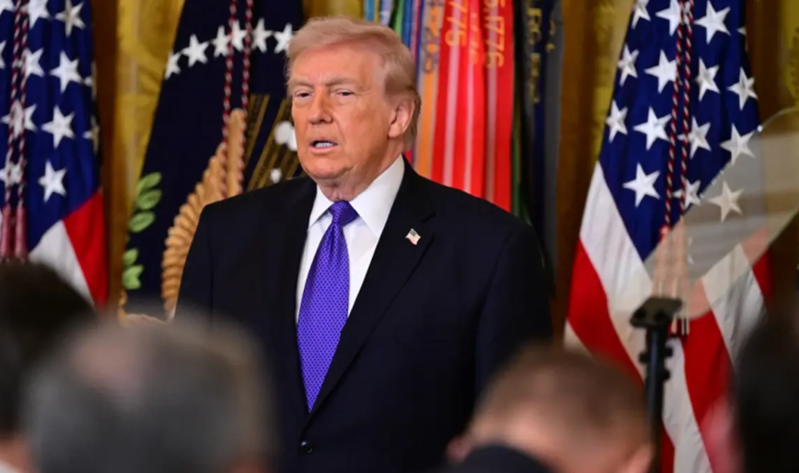 Donald Trampın boynundakı qırmızı iz diqqət çəkdi - FOTO