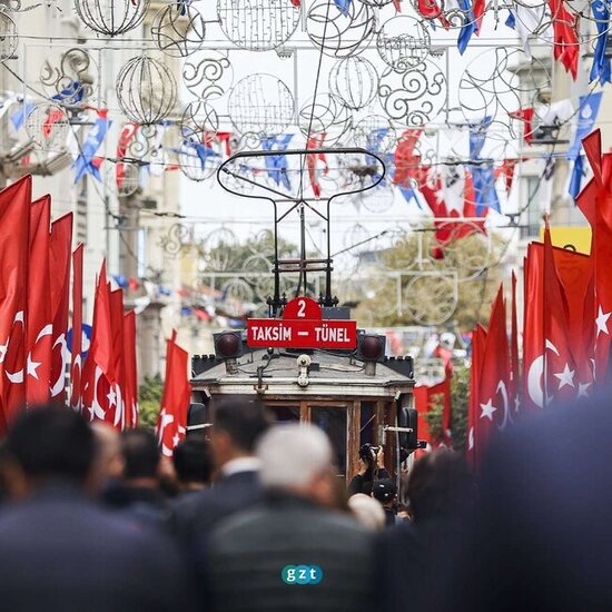 Taksim meydanı türk bayraqlarına büründü