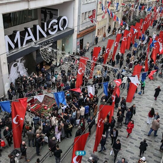 Taksim meydanı türk bayraqlarına büründü