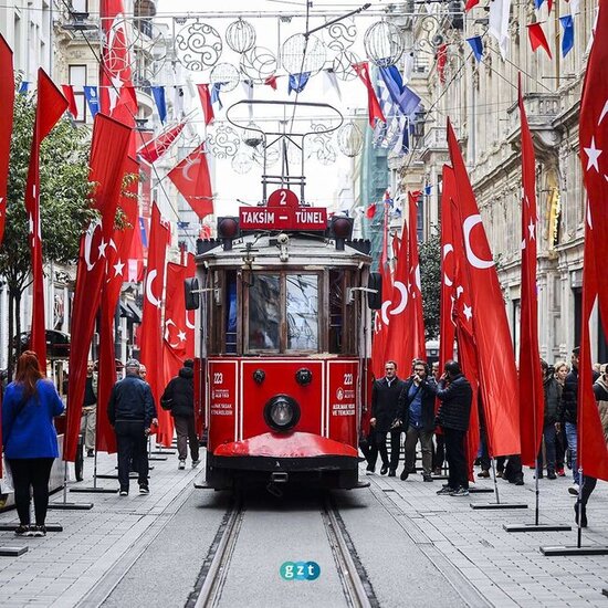 Taksim meydanı türk bayraqlarına büründü