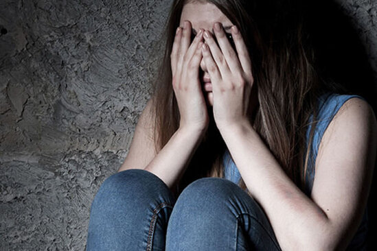 İllərlə öz qızına təcavüz edib hamilə qoyan "ata" sərbəst buraxıldı - VİDEO