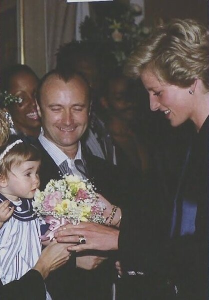 "Telefonu şahzadə Çarlzın başına atmışdım"