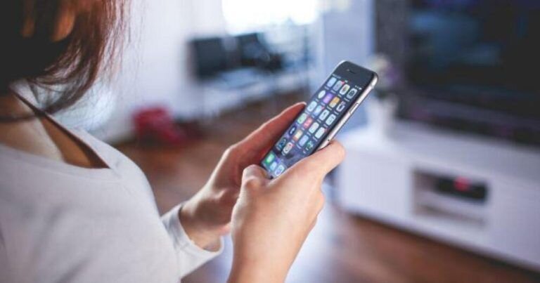 Azərbaycanda kişilərlə votsap yazışmaları üzə çıxan qadın güllələndi - "Bədən mənim..."