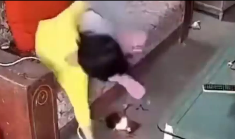 Azyaşlının əlindəki telefon partladı - VİDEO