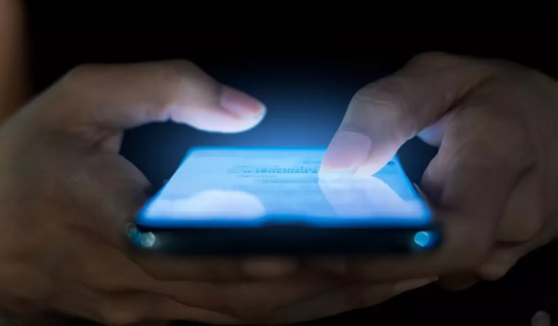 Telefonuna gələn cavabsız zəng qadını milyonçu etdi