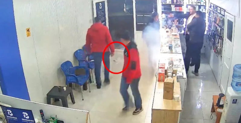 Təmirə aparılan mobil telefonun batareyası partlayıb alovlandı - VİDEO