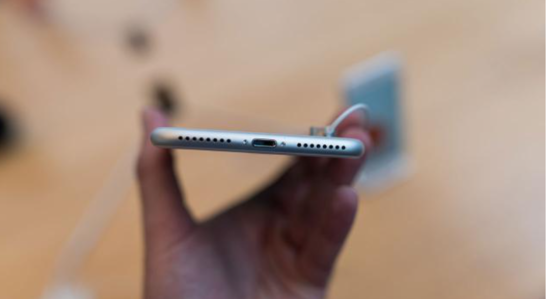 İlk nəsil "IPhone" 63000 dollara satıldı