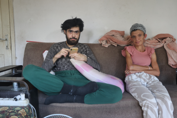 Telefon asılılığı olan gənc: "Əlimdə olsa nə tualetə gedərəm, nə də yemək yeyərəm" - FOTO