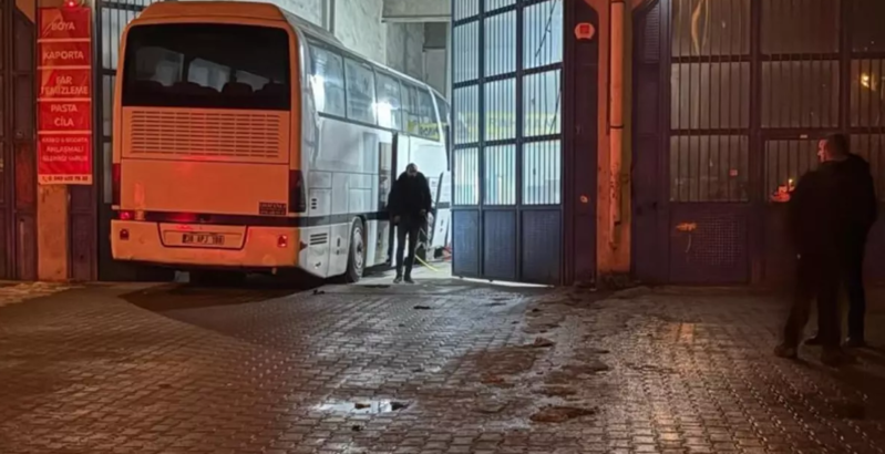 Təmir etdiyi avtobusun altında qalıb öldü