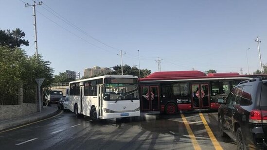 Avtobus qəza törətdi, yolda hərəkət iflic oldu - FOTO