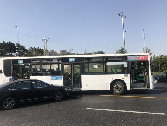 Avtobus qəza törətdi, yolda hərəkət iflic oldu - FOTO